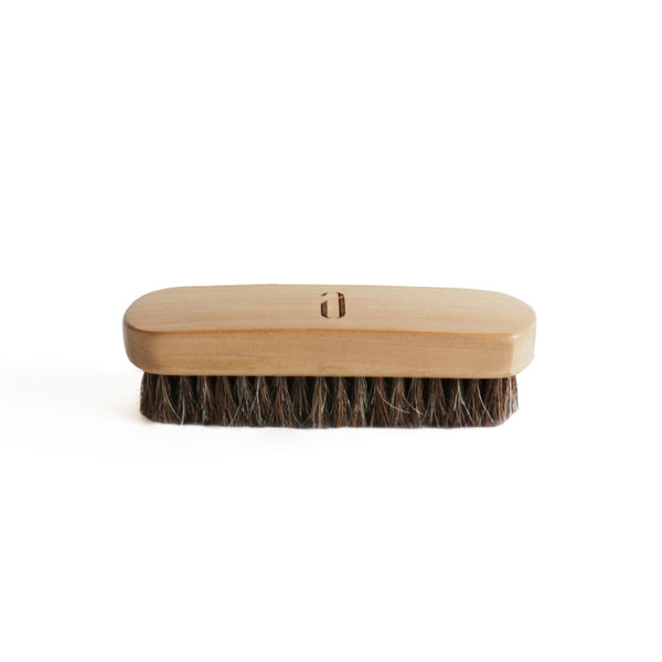 Premium horsehair shoe brush in natural wood finish, ideal for evenly applying polish and removing dirt. Measures 13.5cm for easy handling.