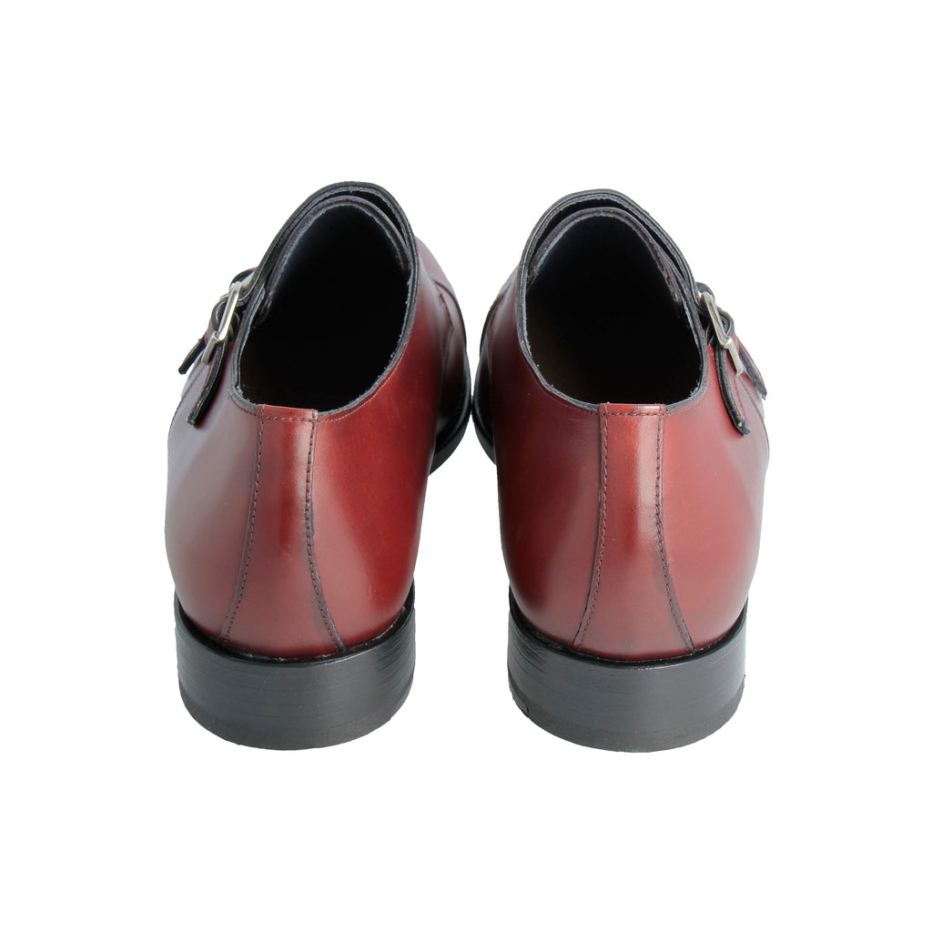 Here our Matthew presented in deep Bordeaux. An elegant finish to any outfit.